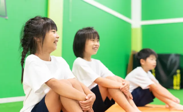 体育座りをしている子供たち