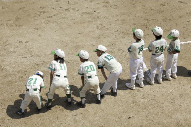 集合している小学生