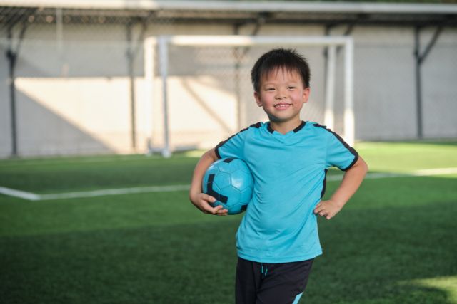 サッカーボールを持った笑顔の男の子