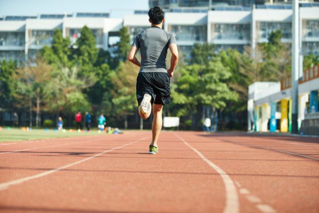 トラックを走る男性