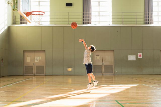 シュートする子ども