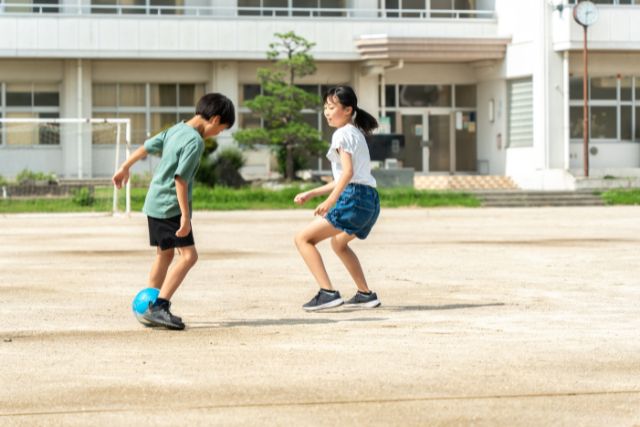 外で遊ぶ子どもたち