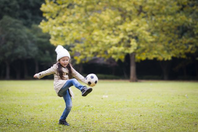 サッカーをしている女の子