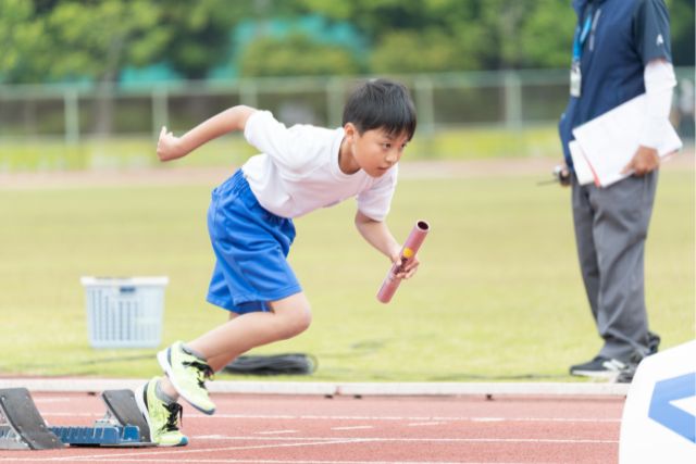 陸上競技をする男の子