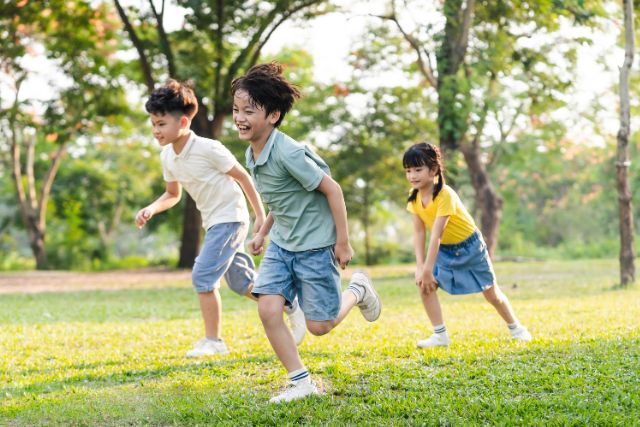 走っている子供たち