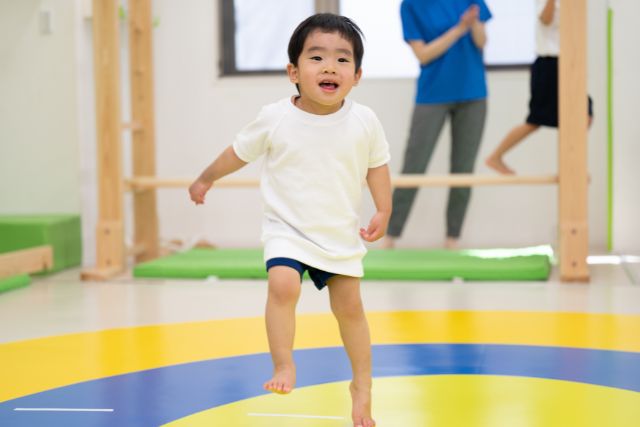 体操教室で運動する男の子