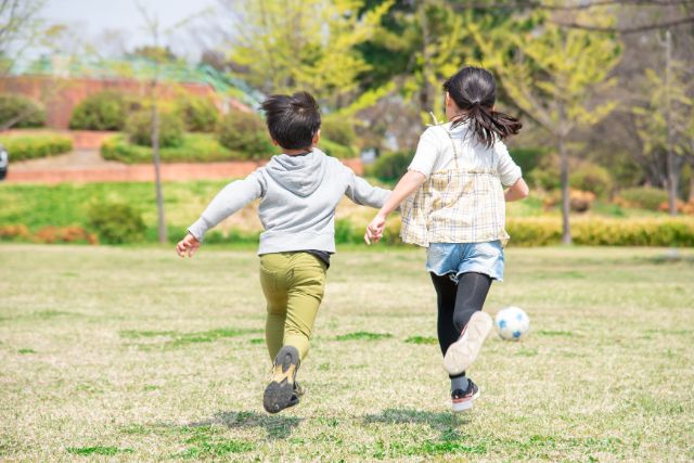 走っている子ども