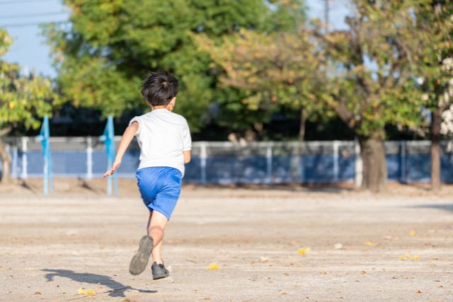 走る練習をする男の子