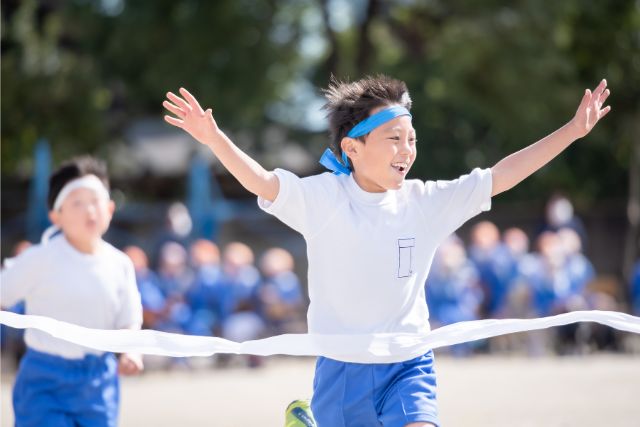 一着でゴールした男の子