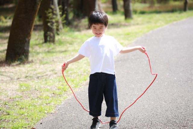 縄跳びをしている男の子