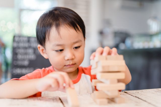 集中している男の子