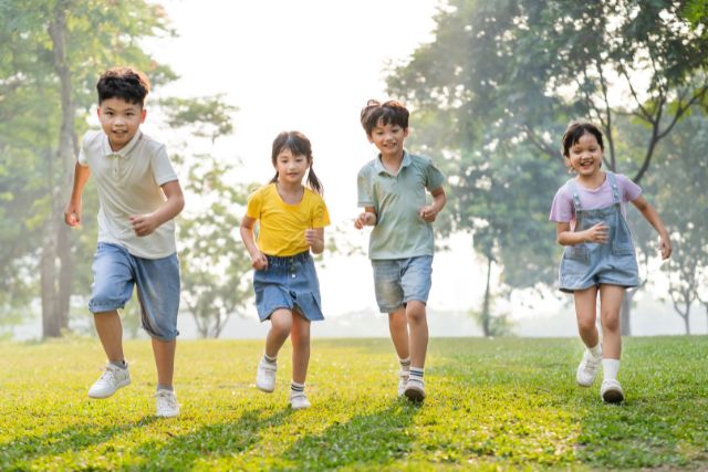 スキップしている子どもたち