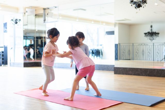 手押し相撲をしている子どもたち