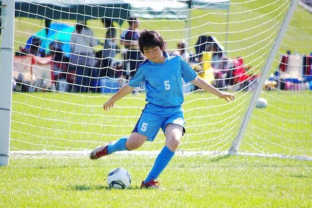 サッカーをする少年