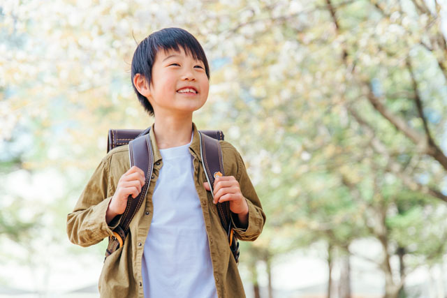 ランドセルを背負った男の子