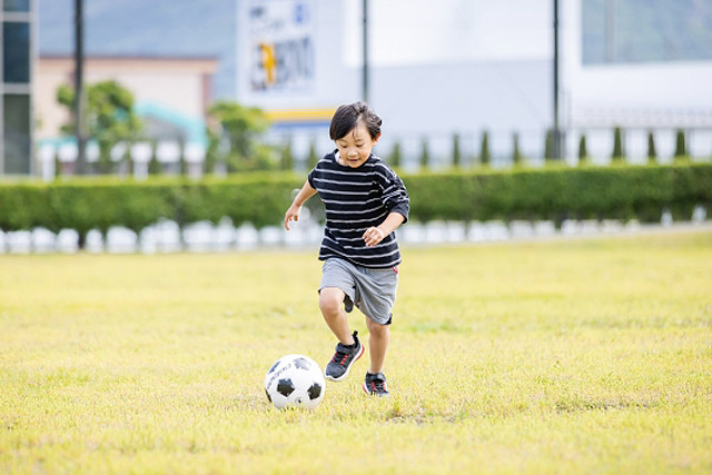 サッカーをする少年