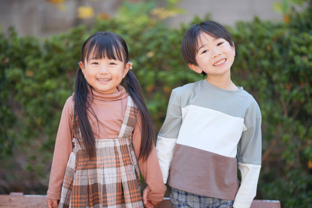 手をつないでいる少年と少女