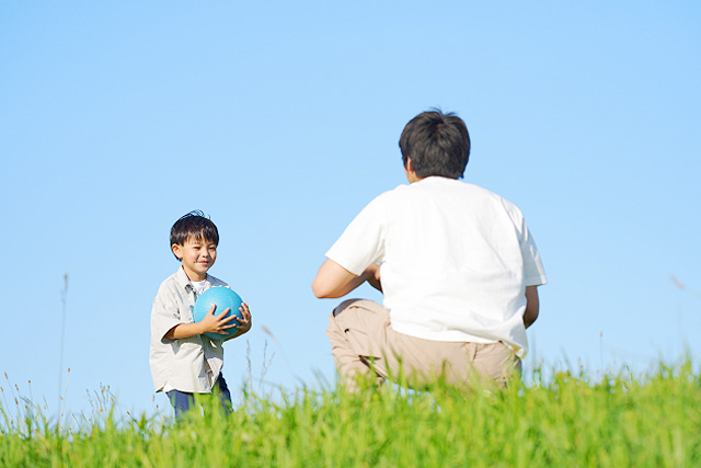 ボールで遊ぶ親子