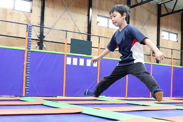 体育館でジャンプする子ども