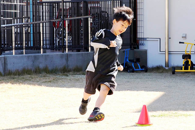 走る男の子