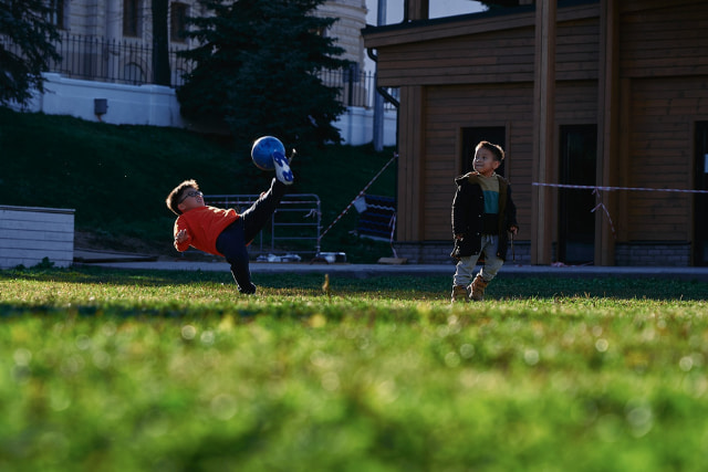 サッカーで遊んでいる少年たち