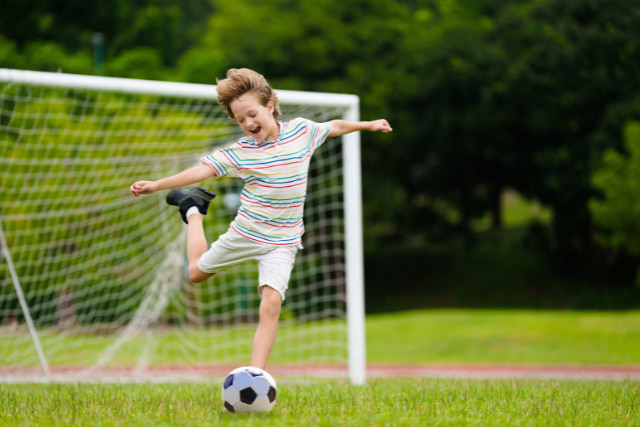 サッカーをしている子ども