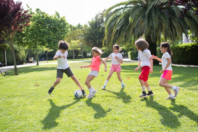 サッカーをする子どもたち