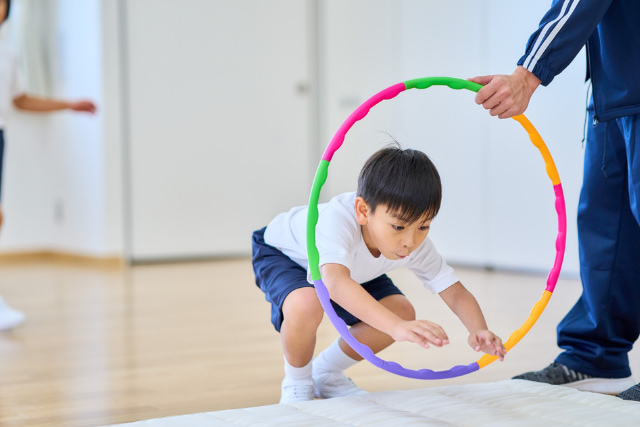 フラフープをくぐる子ども