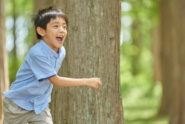 走る少年