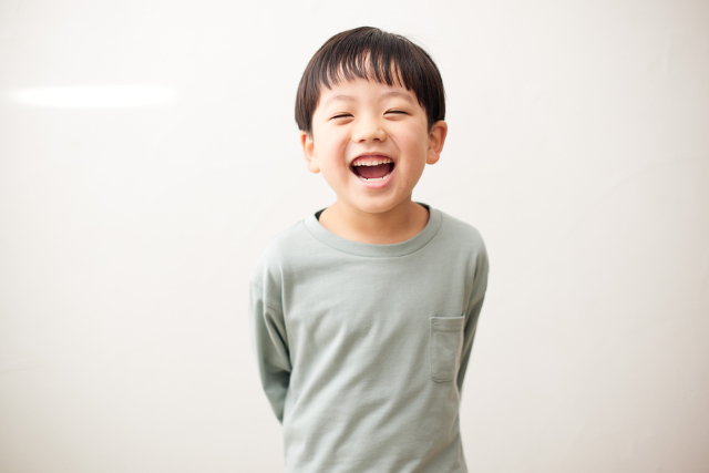 3歳の笑顔な子ども