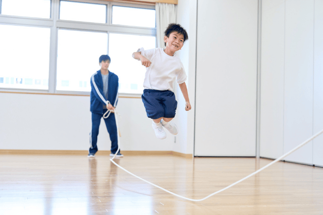 縄跳びを跳ぶ男の子