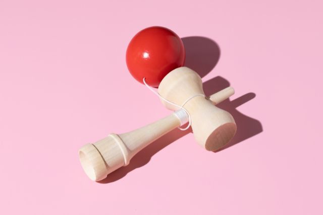 ピンク背景にけん玉